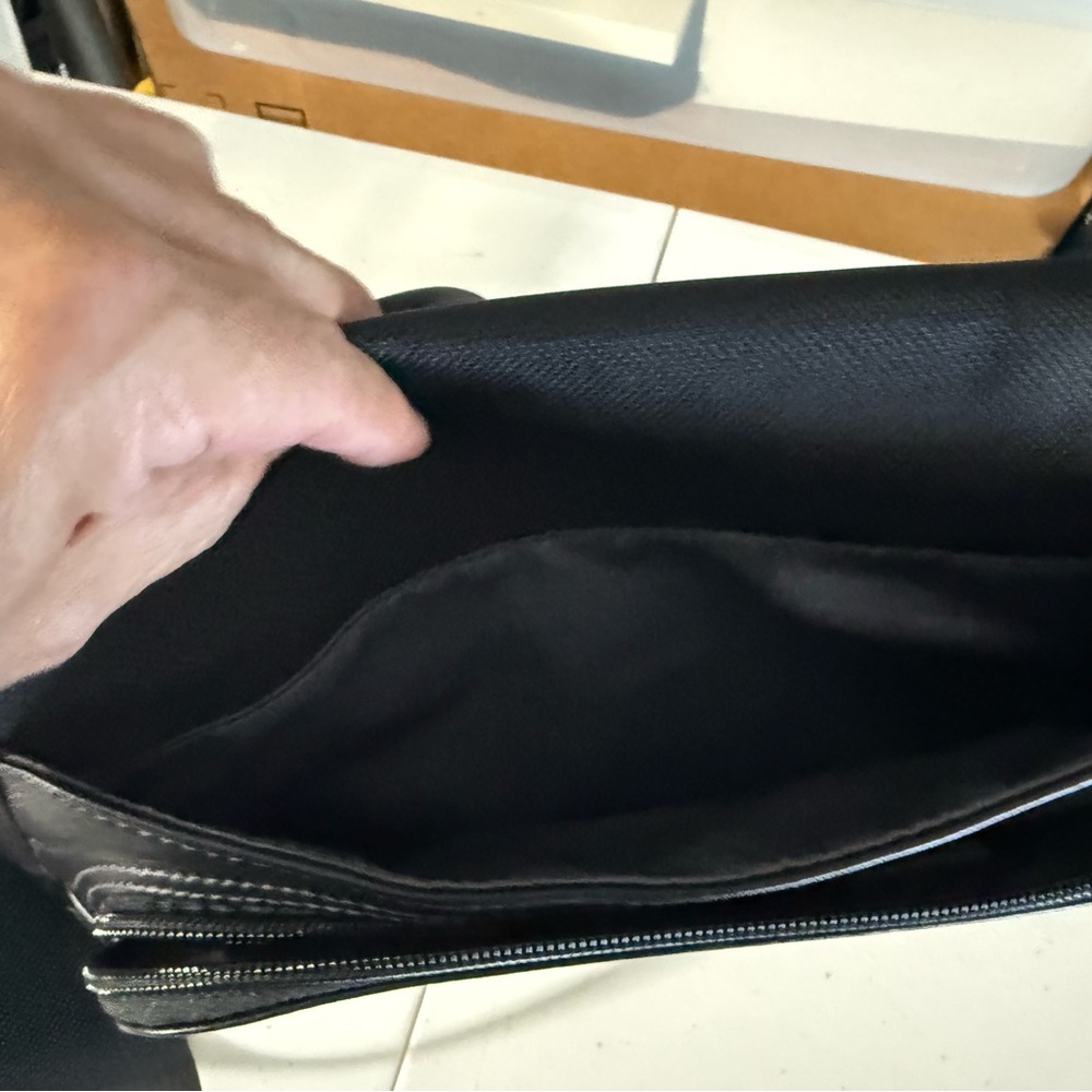 Tumi leather shoulder/crossbody bag unisex, - Picture 6 of 6